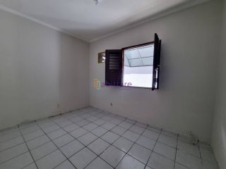 Alugo casa em Condomínio na Rua do Aririzal.