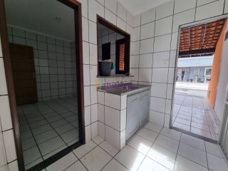 Alugo casa em Condomínio na Rua do Aririzal.