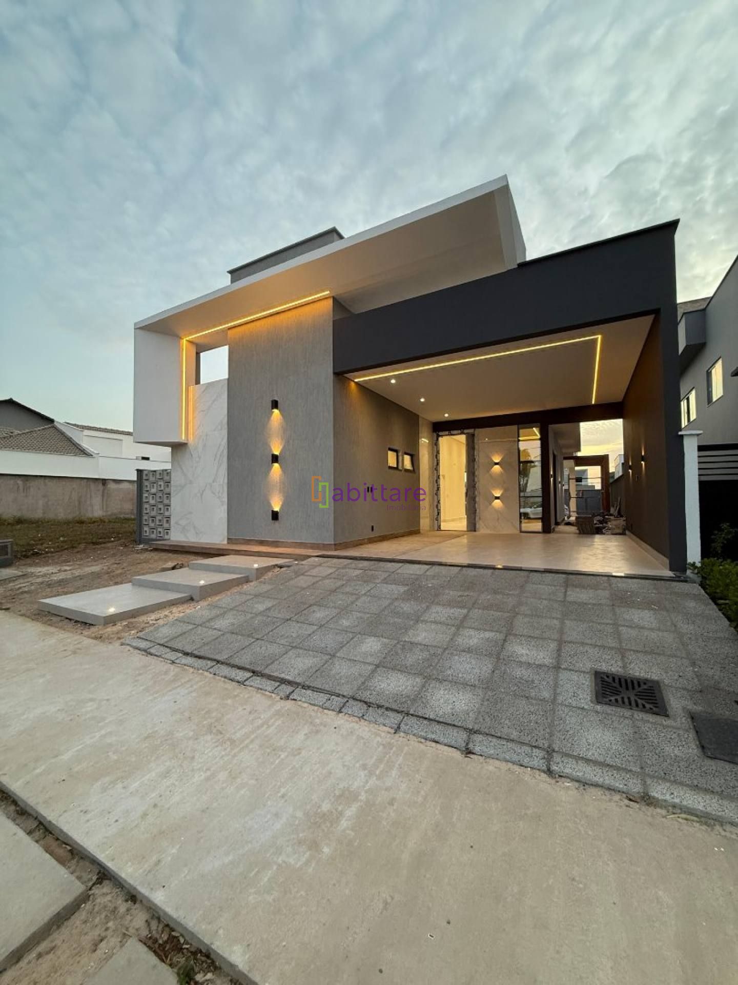 Casa de 180m² no Condomínio Damha com 03 suítes (01 master com closet).