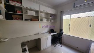 Casa no Condomínio Madri de 347m², 3 quartos na rua do Aririzal