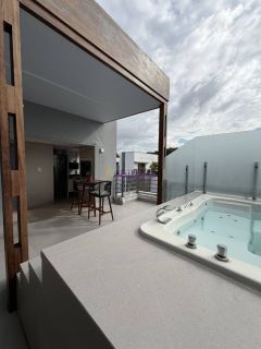 Casa de 199m² no Condomínio Berlin com 04 suítes (01 master) + lazer privativo.