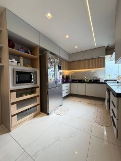 Casa de 199m² no Condomínio Berlin com 04 suítes (01 master) + lazer privativo.