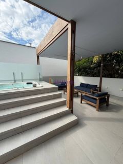 Casa de 199m² no Condomínio Berlin com 04 suítes (01 master) + lazer privativo.