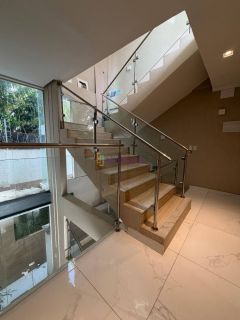 Casa de 199m² no Condomínio Berlin com 04 suítes (01 master) + lazer privativo.