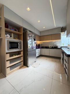Casa de 199m² no Condomínio Berlin com 04 suítes (01 master) + lazer privativo.