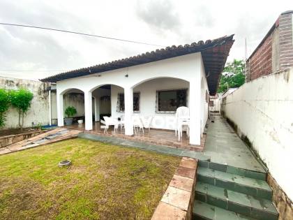 Casa ampla à venda no Jardim Renascença