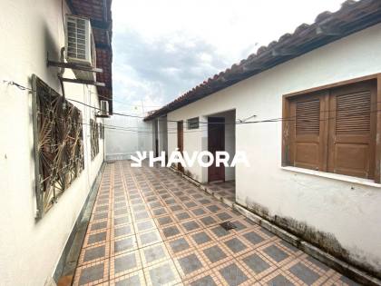 Casa ampla à venda no Jardim Renascença