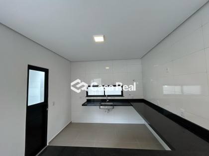 Casa térrea com área de lazer completa no lado praia
