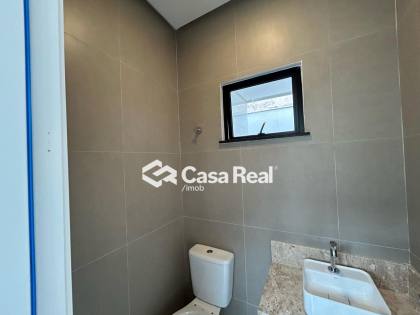 Casa térrea com área de lazer completa no lado praia