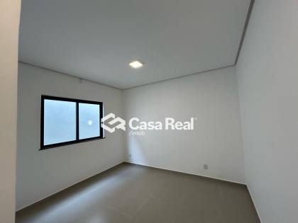 Casa térrea com área de lazer completa no lado praia