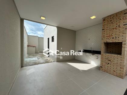 Casa térrea com área de lazer completa no lado praia