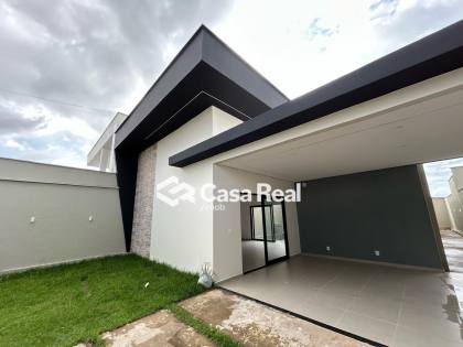 Casa térrea com área de lazer completa no lado praia