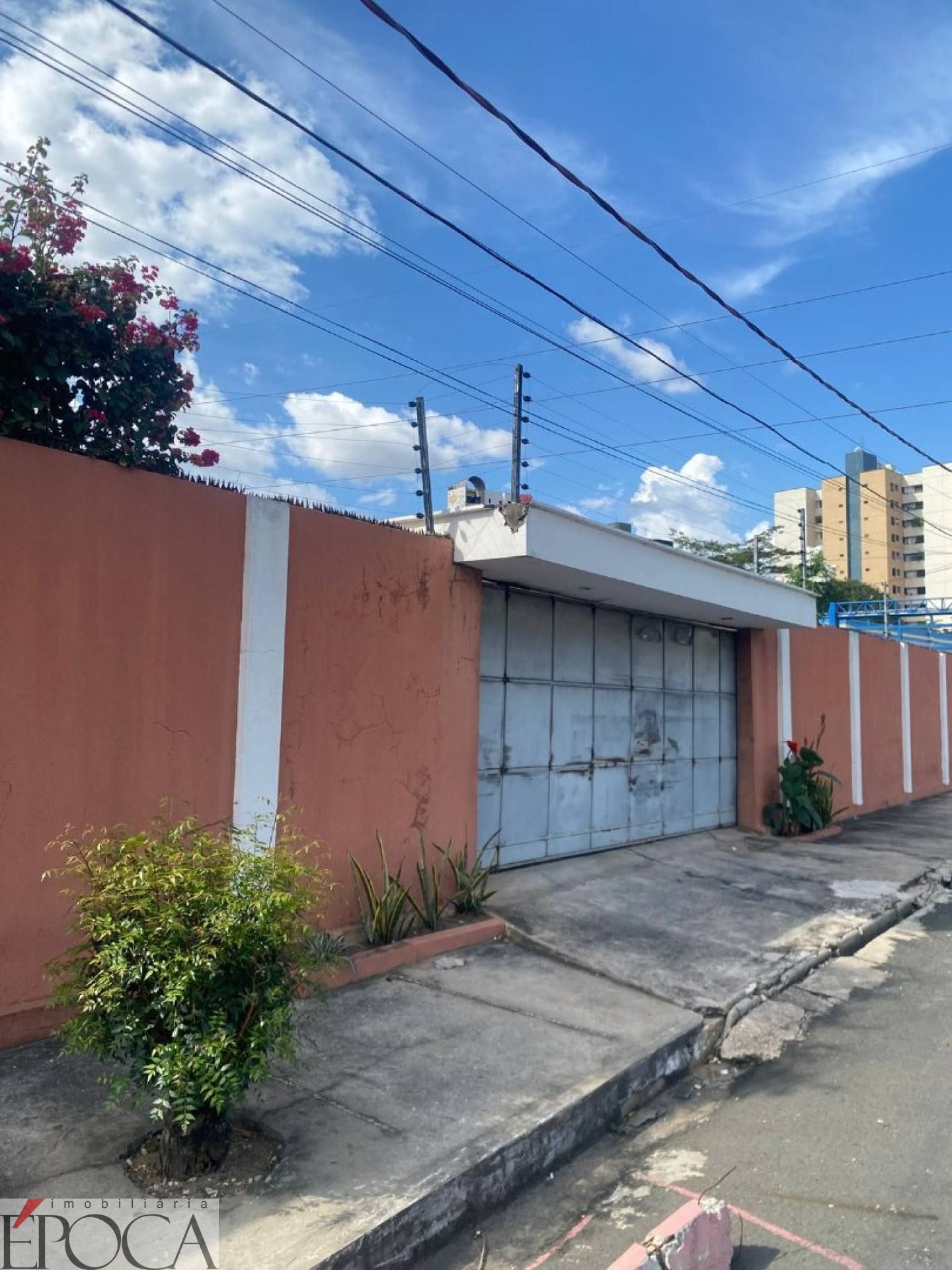 CASA NO BAIRRO JÓQUEI