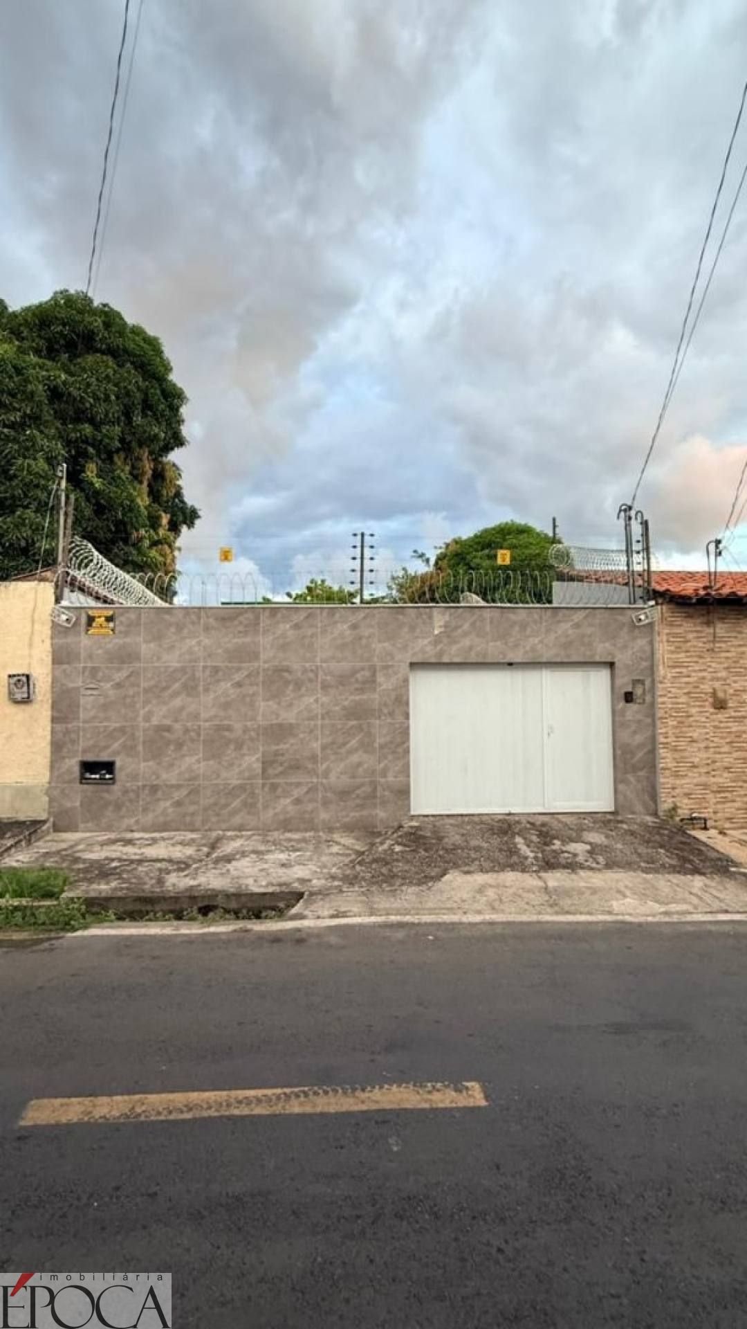 CASA PORTEIRA FECHADA NO BAIRRO TODOS OS SANTOS