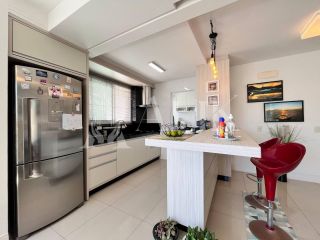 Excelente Apartamento Meia Praia 350 m do mar 3 quartos sendo 2 suítes e 2 vagas de garagem