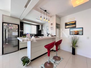 Excelente Apartamento Meia Praia 350 m do mar 3 quartos sendo 2 suítes e 2 vagas de garagem