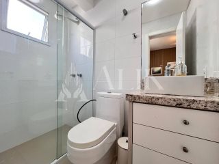 Excelente Apartamento Meia Praia 350 m do mar 3 quartos sendo 2 suítes e 2 vagas de garagem