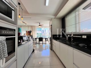 Excelente Apartamento Meia Praia 350 m do mar 3 quartos sendo 2 suítes e 2 vagas de garagem