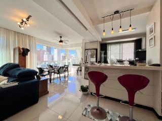 Excelente Apartamento Meia Praia 350 m do mar 3 quartos sendo 2 suítes e 2 vagas de garagem