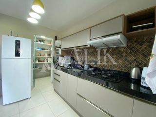 Excelente Apartamento Quadra Mar na Meia Praia 3 quartos sendo 1 suíte e 2 vagas de garagem