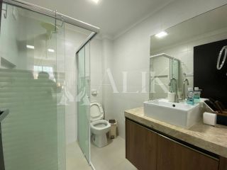 Excelente Apartamento Quadra Mar na Meia Praia 3 quartos sendo 1 suíte e 2 vagas de garagem