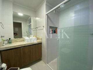 Excelente Apartamento Quadra Mar na Meia Praia 3 quartos sendo 1 suíte e 2 vagas de garagem