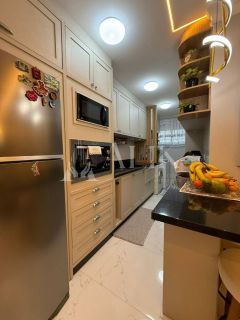 Apartamento Finamente Mobiliado e Decorado, sendo 2 suítes e 2 vagas de Garagem em Itapema