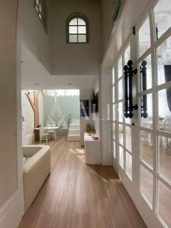 Apartamento Finamente Mobiliado e Decorado, sendo 2 suítes e 2 vagas de Garagem em Itapema