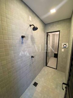 Apartamento Finamente Mobiliado e Decorado, sendo 2 suítes e 2 vagas de Garagem em Itapema