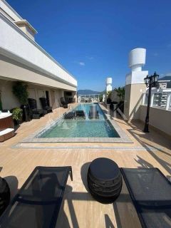 Apartamento Finamente Mobiliado e Decorado, sendo 2 suítes e 2 vagas de Garagem em Itapema