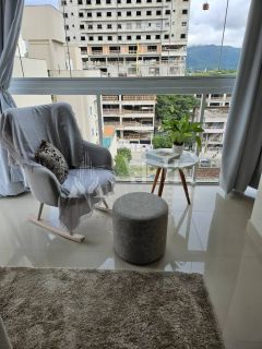 Excelente Apartamento finamente mobiliado 2 suítes e 2 vagas na Meia Praia