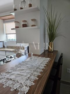 Excelente Apartamento finamente mobiliado 2 suítes e 2 vagas na Meia Praia