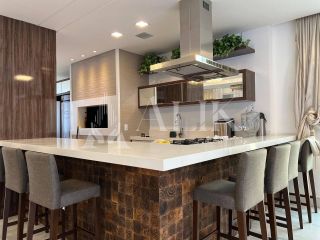 Excelente Apartamento 3 suítes e 2 vagas na Meia Praia Lazer completo ( 200 m do Mar)