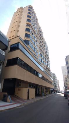 APARTAMENTO MOBILIADO À 150 METROS DA PRAIA EM MEIA PRAIA SC.