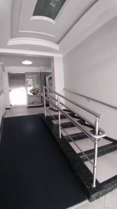 APARTAMENTO MOBILIADO À 150 METROS DA PRAIA EM MEIA PRAIA SC.