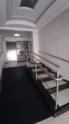 APARTAMENTO MOBILIADO À 150 METROS DA PRAIA EM MEIA PRAIA SC.