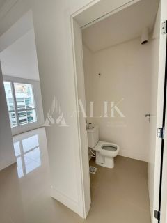 Excelente Apartamento Quadra Mar Meia Praia 3 suítes e 3 vagas lazer completo Próx ao Píer