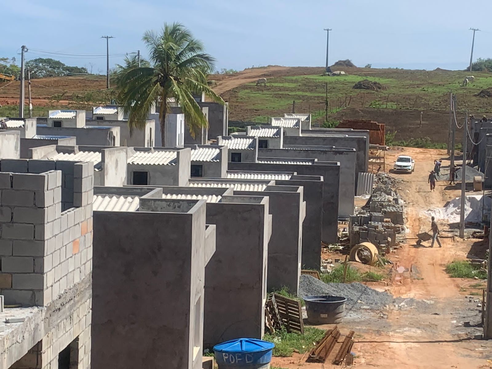 Casa em Condomínio no bairro Estrada do Coco em Lauro de Freitas