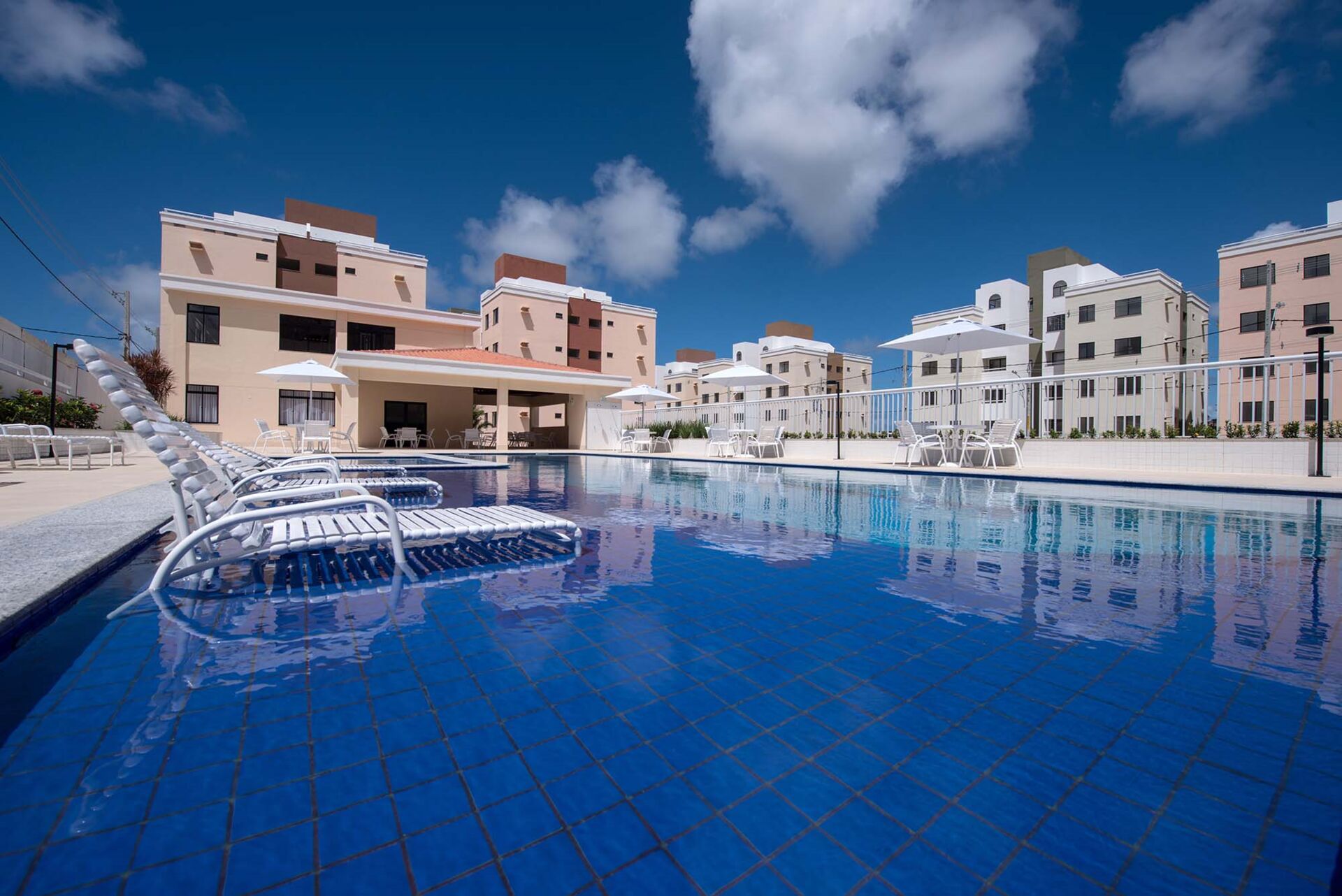 Cobertura 2/4 Com Suíte - Sussuarana - Piscina - Próx. Ao CAB - Cond. Fechado