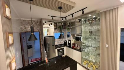 Casa moderna com churrasqueira e planejados – Próxima a PizzaNella