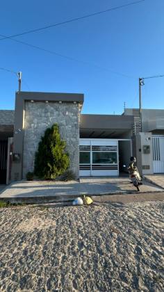 Casa moderna com churrasqueira e planejados – Próxima a PizzaNella