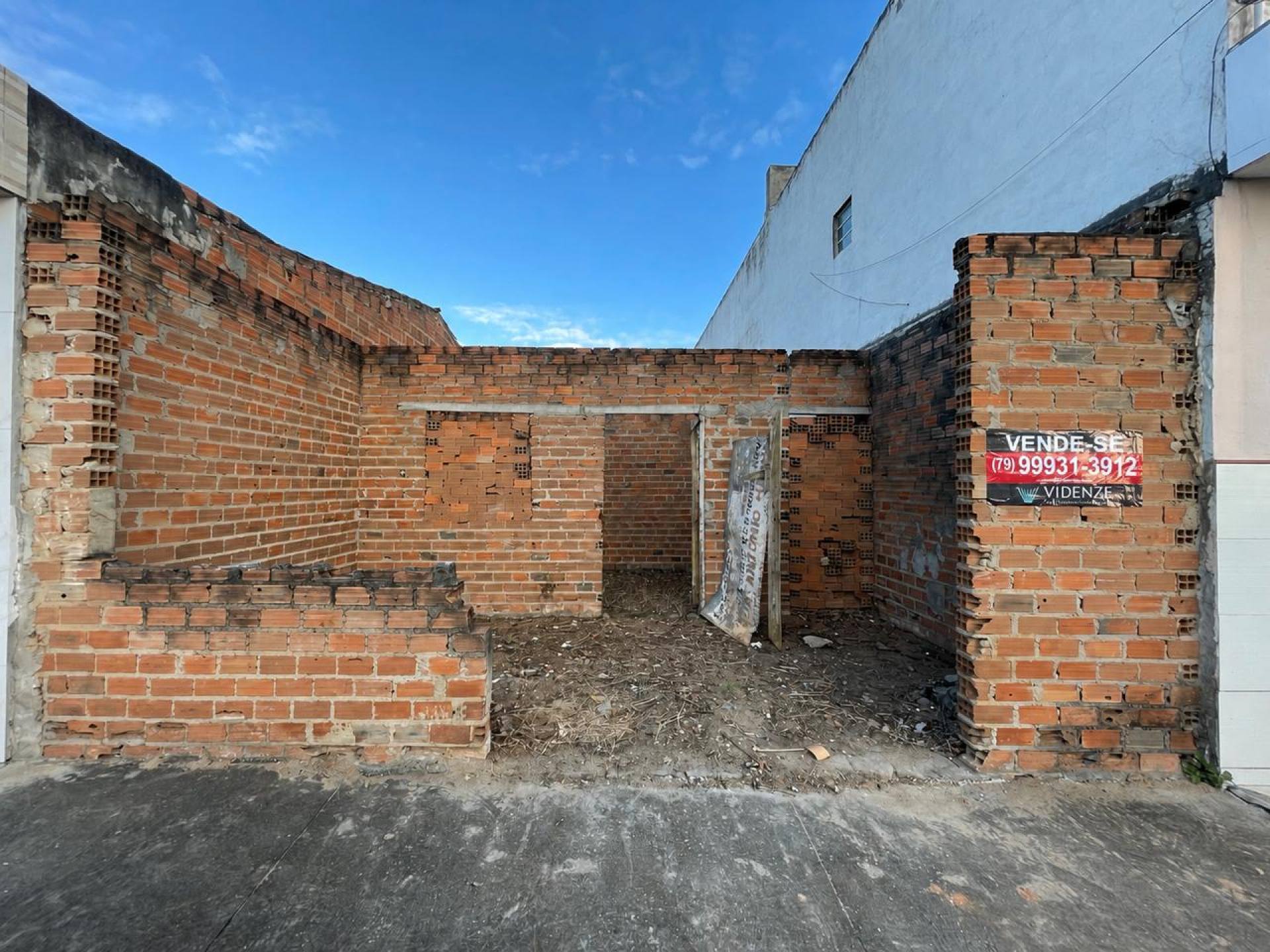 Terreno com paredes elevadas à venda no bairro Miguel Teles de Mendonça em Itabaiana