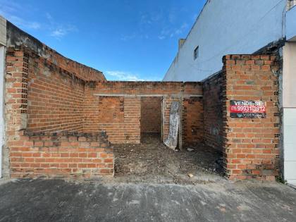 Terreno com paredes elevadas à venda no bairro Miguel Teles de Mendonça em Itabaiana