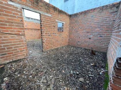 Terreno com paredes elevadas à venda no bairro Miguel Teles de Mendonça em Itabaiana