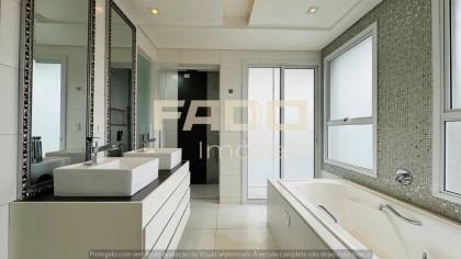 Casa de luxo com 3 suítes e piscina em Santa Felicidade - 353m² - R$ 2.850.000,00