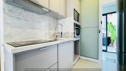 Studio mobiliado no Centro de Curitiba — 22 m², rooftop com piscina — R$ 2.700/mês