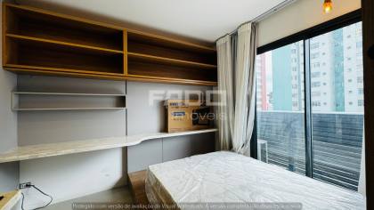 Studio mobiliado no Centro de Curitiba — 22 m², rooftop com piscina — R$ 2.700/mês