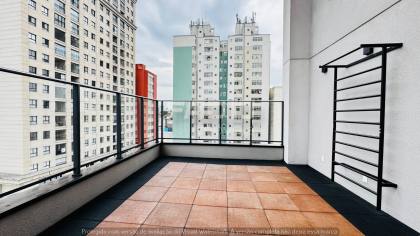 Studio mobiliado no Centro de Curitiba — 22 m², rooftop com piscina — R$ 2.700/mês