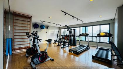 Studio mobiliado no Centro de Curitiba — 22 m², rooftop com piscina — R$ 2.700/mês