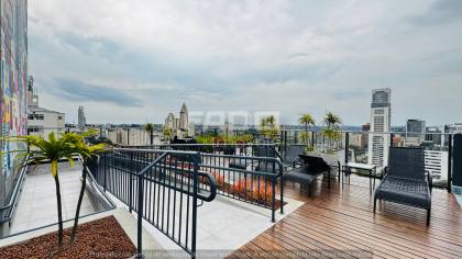 Studio mobiliado no Centro de Curitiba — 22 m², rooftop com piscina — R$ 2.700/mês